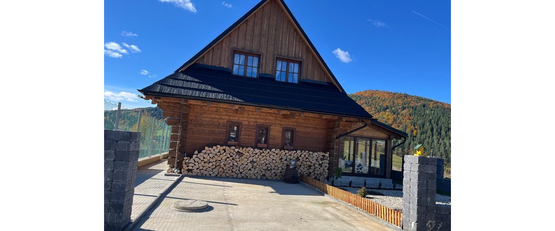 NA PREDAJ 4-IZBOVÝ VÍKENDOVÝ DOM V ČIČMANOCH -MODERNÝ KOMFORT