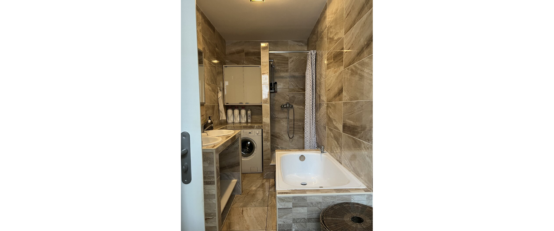 3-IZBOVÝ BYT PO REKONŠTRUKCII | 73,21 m² + LOGGIA | NOVÉ ZÁMKY – JUH