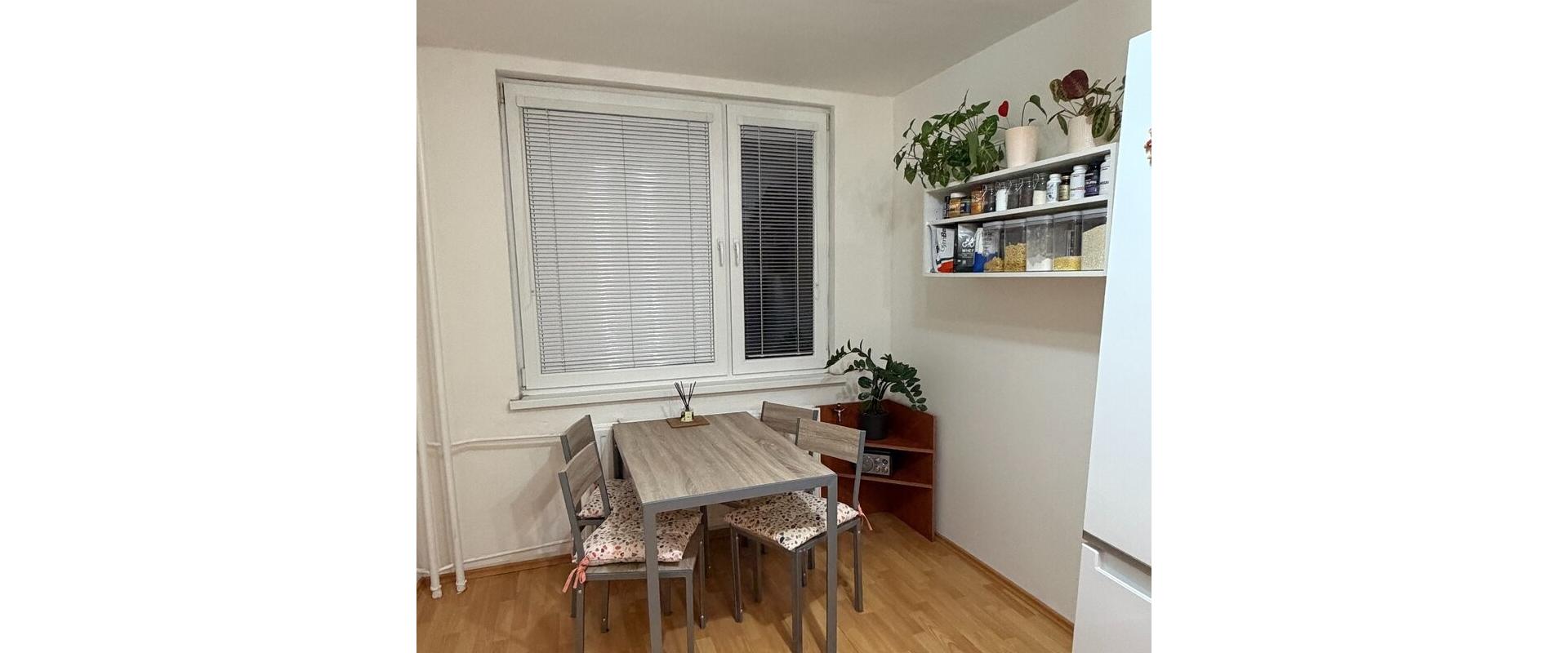 Kompletne zariadený 3-izbový byt s balkónom na Moldavskej ulici v Košiciach-Terasa