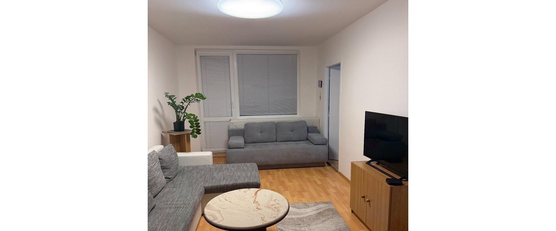 Kompletne zariadený 3-izbový byt s balkónom na Moldavskej ulici v Košiciach-Terasa