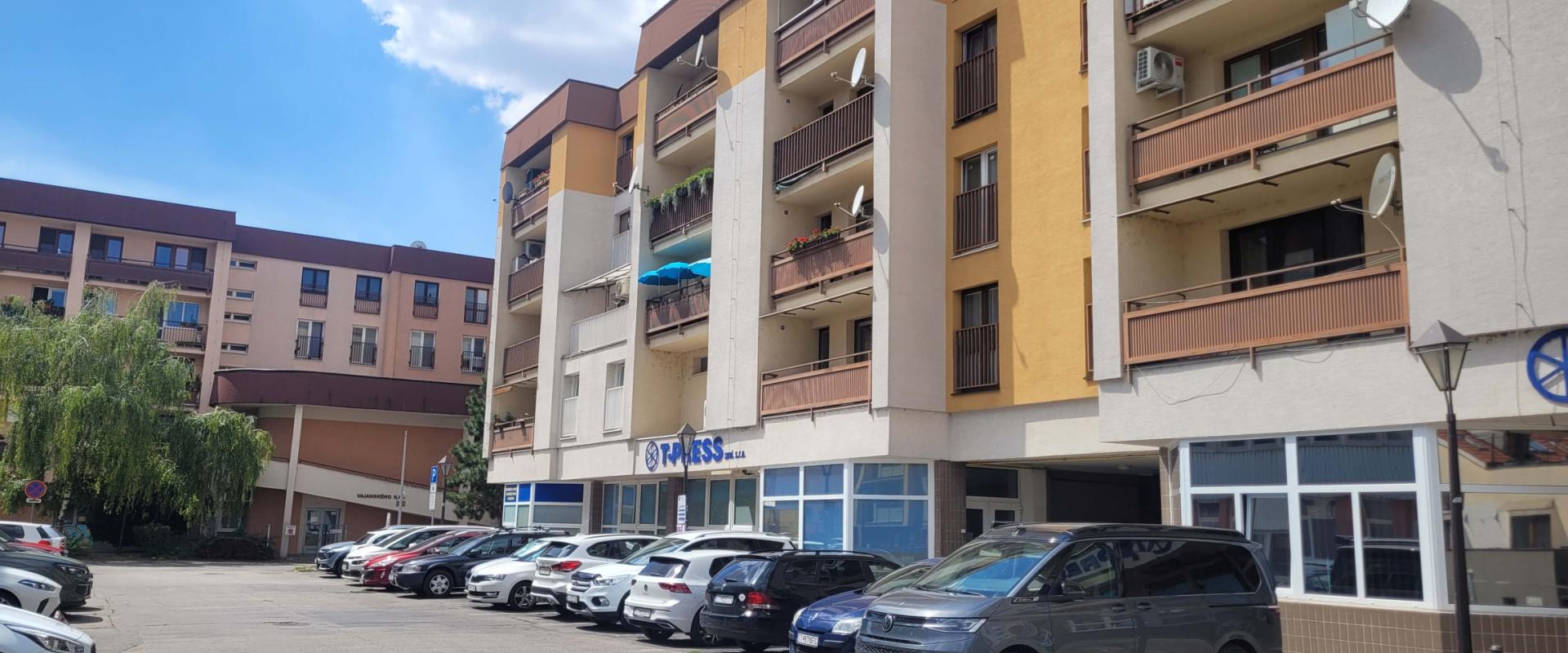 Priestranný 4-izbový byt pri hradbách v centre Trnavy