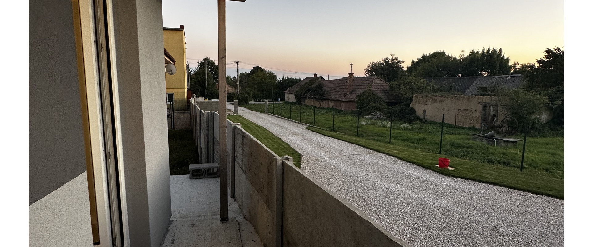 NA PREDAJ 2-izbový drevodom s terasou, nízke náklady, ticho, zeleň – Nitra