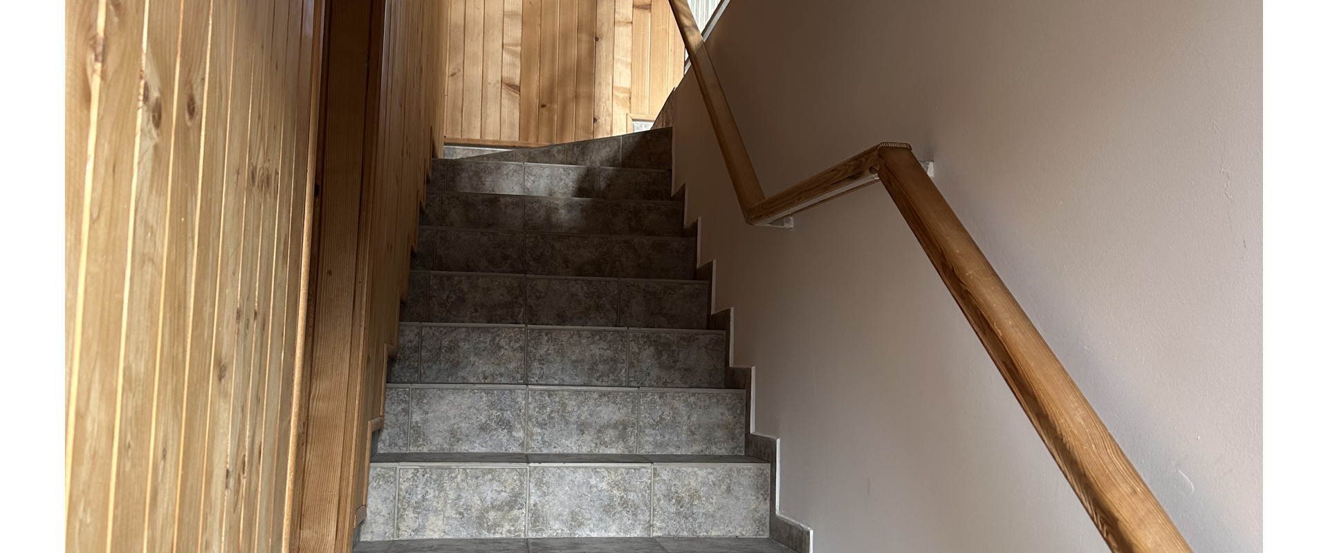 NOVÁ CENA ! Priestranný 5-izbový rodinný dom s dvoma garážami