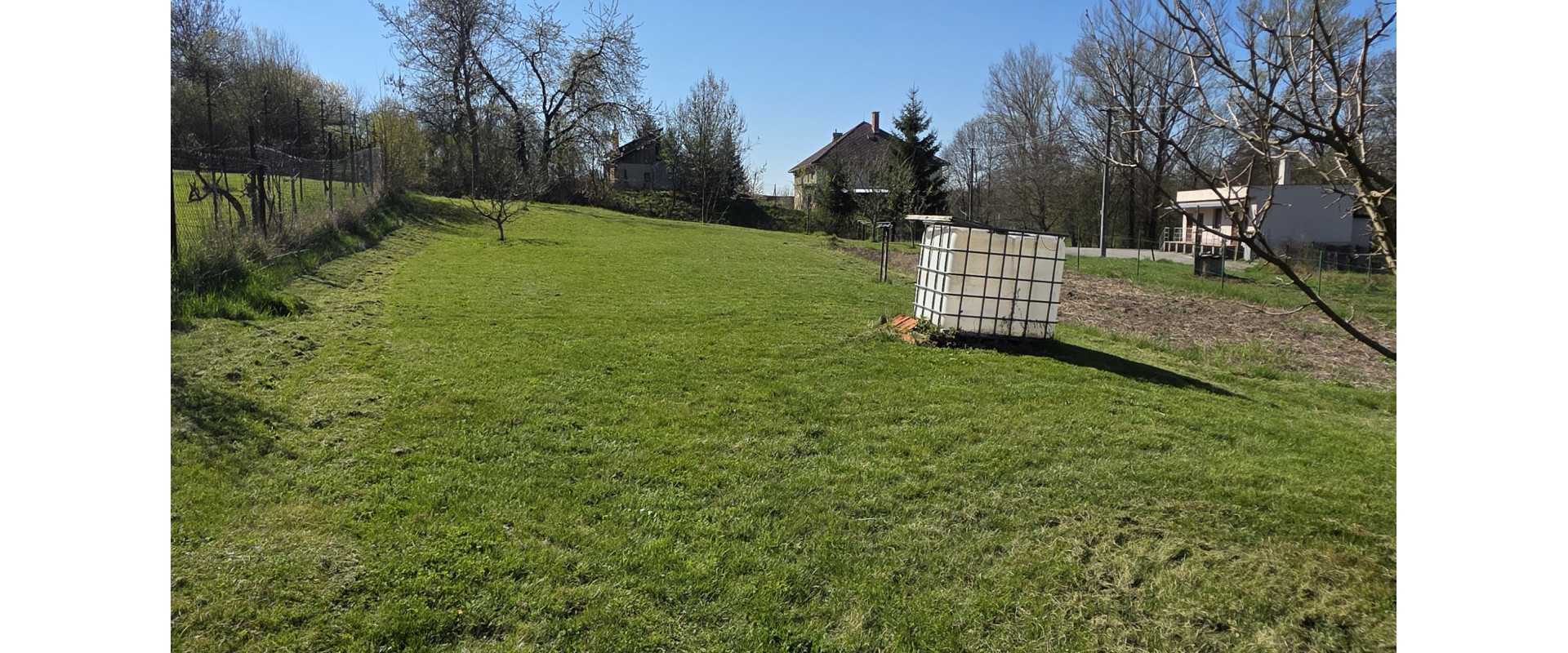 Zrekonštruovaný rodinný dom s veľkým pozemkom – Čaradice