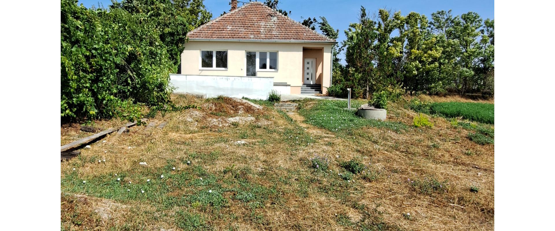 Moderný rodinný / víkendový / dom v tichej obci Veľké Kosihy