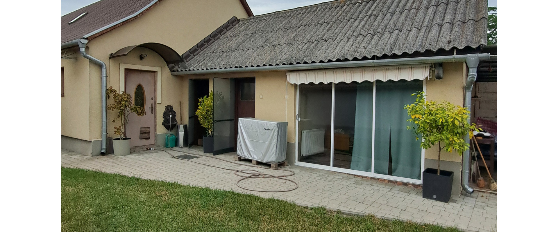 TOP! Rodinný dom s bazénom a výrivkou 40 min od Bratislavy