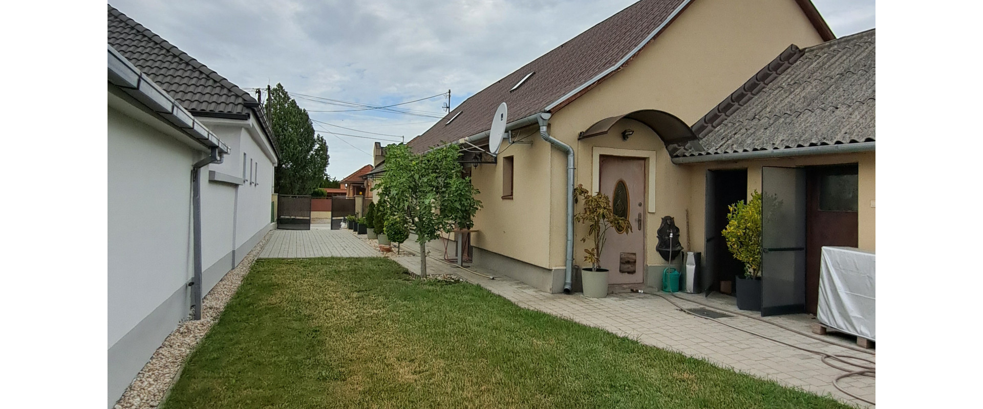 TOP! Rodinný dom s bazénom a výrivkou 40 min od Bratislavy