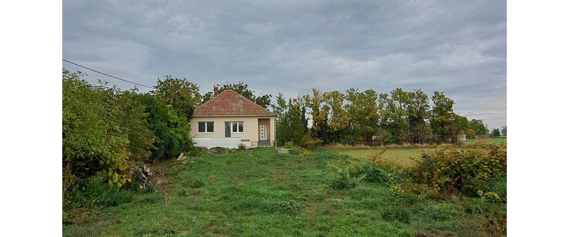 4-izbový rodinný/ víkendový/ dom v tichej obci Veľké Kosihy