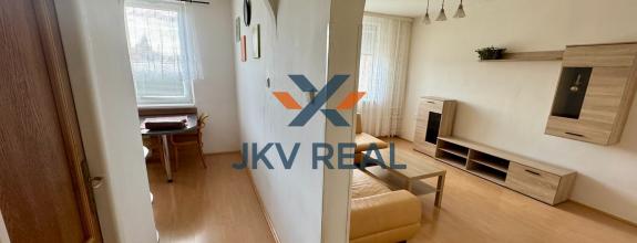 Priestranný 2-izbový byt (48m2) s veľkou pivnicou v centre - Slovenský Grob