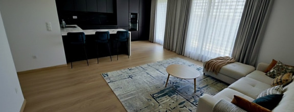 PREDAJ ELEGANTNÝ 2-IZBOVÝ BYT S BALKÓNOM A PARKOVANÍM V RAČI