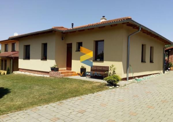 - IBA U NÁS - na predaj nízkoenergetický, 4-izbový bungalov s bazénom