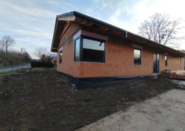 Rodinný dom na predaj - Moderný bungalov – útulný, úsporný a dokonale premyslený domov pre vašu rodinu ( s priloženou 3D vizualizáciou)