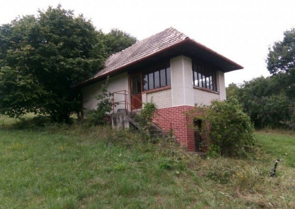 Chata na predaj obklopená zeleňou a pokojom v blízkosti Štiavnických vrchov