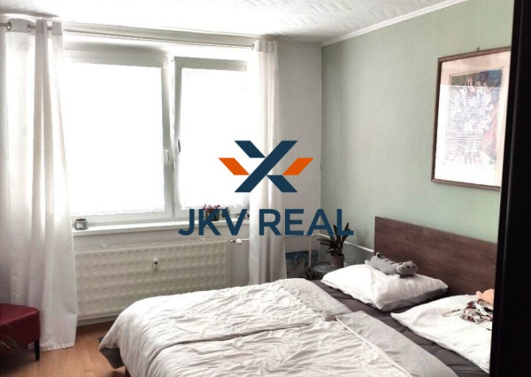 JKV REAL Vám ponúka pekný, priestranný 3 izbový byt na predaj v Centre Malaciek