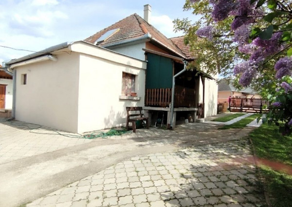 Rodinný dom na predaj Ideálne pre rodinu! Dom s letnou kuchyňou, garážou a súkromím – Kalná nad Hronom