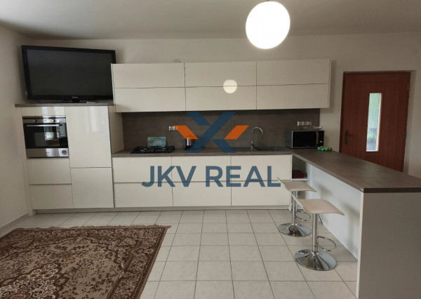 2 izbový byt v rodinnej vile na PRENÁJOM, Bratislava- Nové mesto, Chrasťová ulica