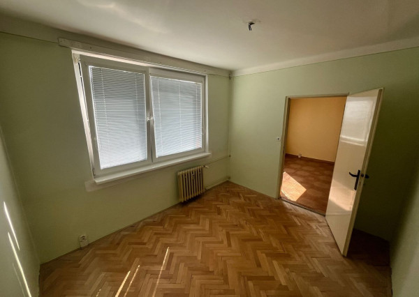 Na predaj priestranný 4-izbový byt blízko centra Levíc – ideálny na rekonštrukciu podľa vašich predstáv