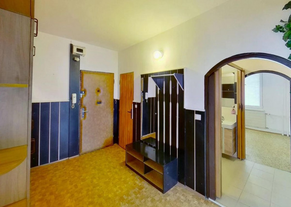 Priestranný 4-izbový byt na predaj s balkónom v centre Levíc – IHNEĎ VOĽNÝ! ( 3D obhliadka )