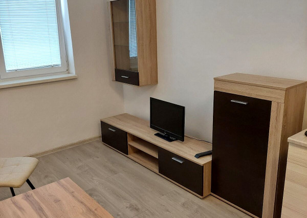 REZERVOVANÉ Zariadený 1,5-izbový Byt s Parkovacím Miestom na Prenájom!