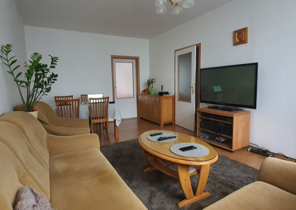 Prenájom 4-izboveho bytu na Kuzmányho sídlisku v Košiciach.