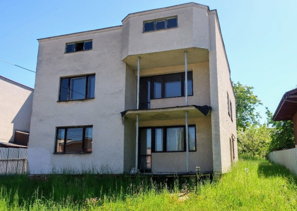 Na predaj 2-generačný rodinný dom v centre Stropkova