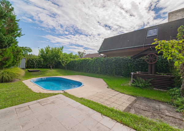 3D Obhliadka!! Veľký RD s bazénom priamo v Nových Zámkoch