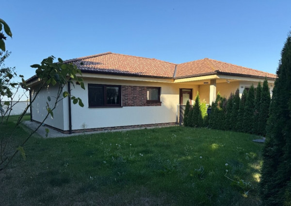 Na predaj: priestranný 4-izbový rodinný dom v obci Jánovce