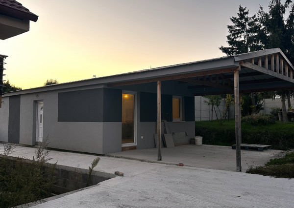 NA PREDAJ 2-izbový drevodom s terasou, nízke náklady, ticho, zeleň – Nitra