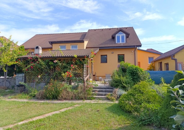 NOVÁ CENA ! Priestranný 5-izbový rodinný dom s dvoma garážami