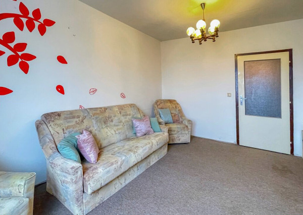 REZERVOVANÝ! Predaj: Priestranný 4-izbový Byt s Balkónom a Potenciálom na J. Hollého!