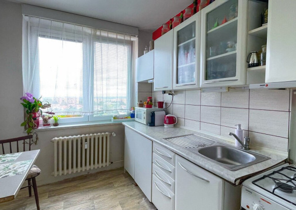 Predaj: Priestranný 4-izbový Byt s Balkónom a Potenciálom na J. Hollého!