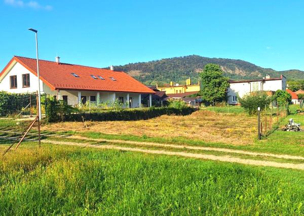 🌞 Slnečný rovinatý pozemok na výstavbu rodinného domu – Fintice, ul. Gaštanová