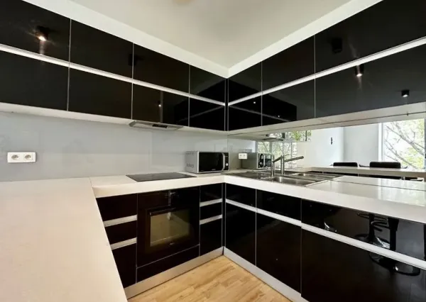 Na predaj - INVESTIČNÁ PRÍLEŽITOSŤ - štýlový 1 izbový byt v projekte Tri Veže - bývanie s komfortom hotela!