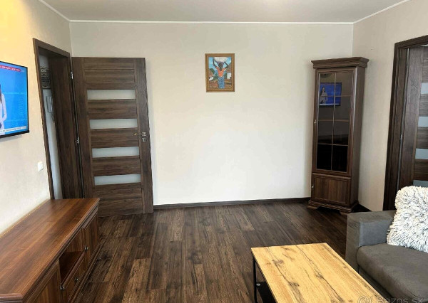 Na prenájom 3-izbový kompletne zrekonštruovaný byt, Humenné – Sídlisko 2A (ul. Puškinova)