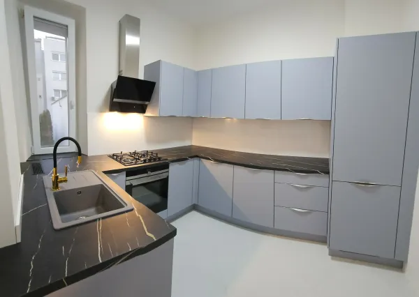 Ponúkame na predaj - štýlové mestské bývanie - 3 izbový byt - exkluzívna poloha, loggia, parkovanie, pivnica