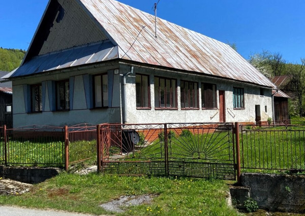 Na predaj 3 - izbový dom s verandou a záhradou v obci Krajná Porúbka.