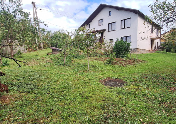 Na predaj rodinný dom na pozemku o rozlohe - 799 m² pri mestskom parku a zámku v Humennom.