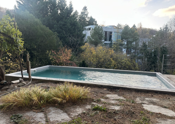 Garsónka v mestskej vile s komunitnou záhradou a s bazénom