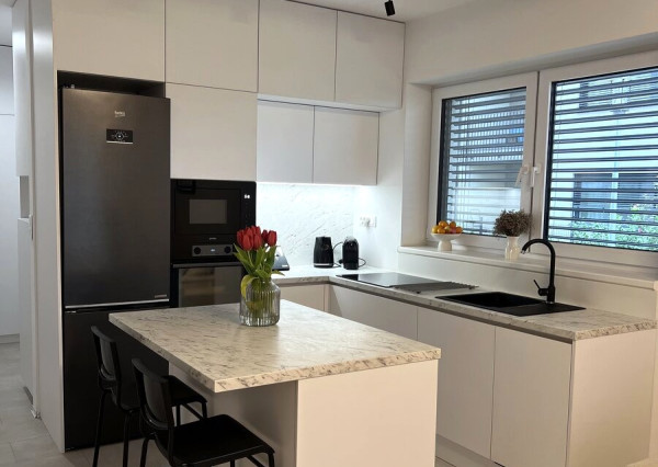 Prenájom krásneho 2-izbového bytu s parkovacím miestom