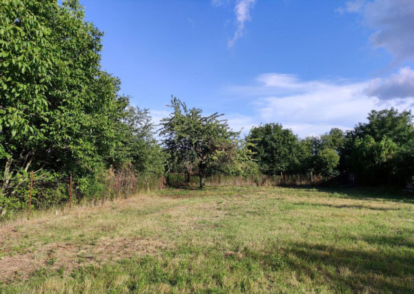 Stavebný pozemok 1270 m2 v centre obce MOJMÍROVCE