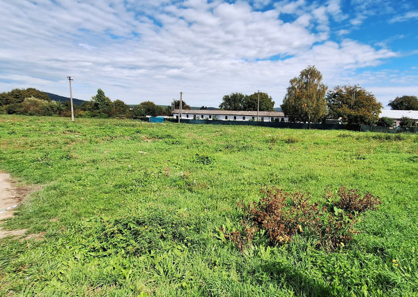 Na predaj priestranný pozemok v rozlohách – 3 000 m² alebo 2000 m²  v obci Čaklov.