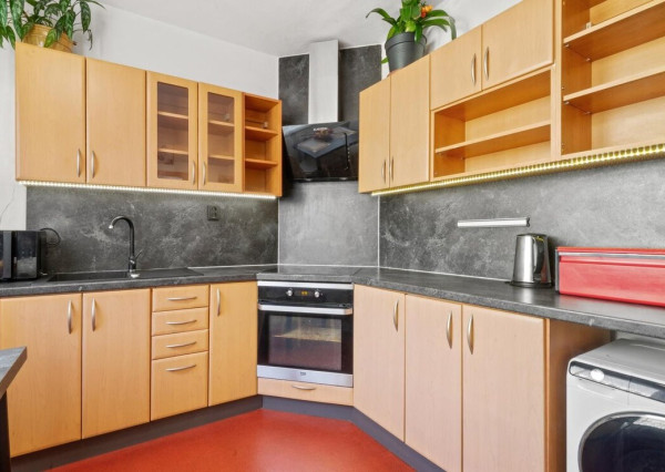 Na predaj 4-izbový byt – Vráble, centrum mesta