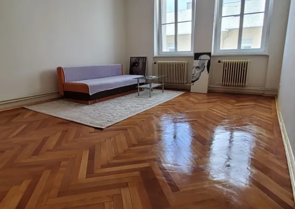 PREDAJ: Nádherný staromestský 2.5 izbový byt v novom šate + parkovanie vo dvore + Medická záhrada za rohom - Cukrová ulica