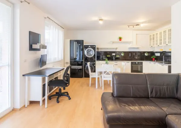 PRENÁJOM: Pet Friendly: Atraktívny 3i byt + predzáhradka + terasa + 2 parkovacie miesta - KOLIBA