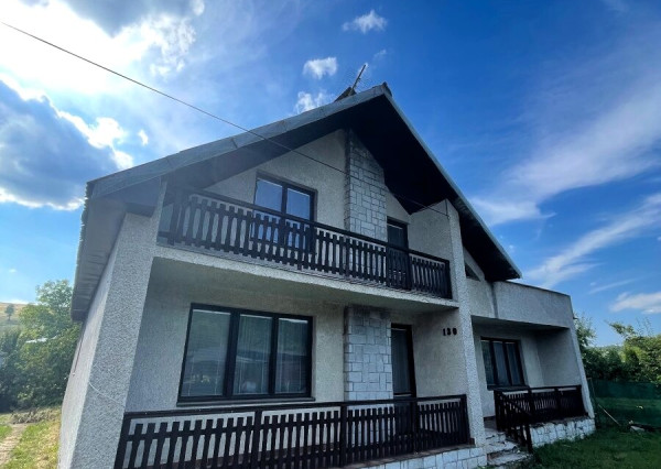 Na predaj priestranný rodinný dom s garážou – Holčíkovce, okres Vranov nad Topľou.