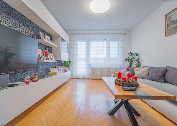 Elegantný 3-izbový byt po rekonštrukcii = Obrancov mieru