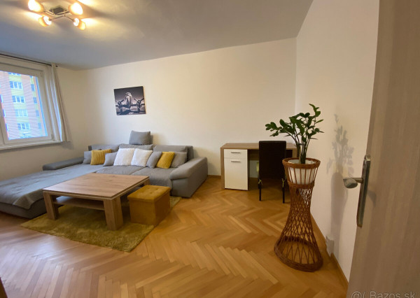 Prenájom 2-izbového bytu – 56 m², Matica slovenská