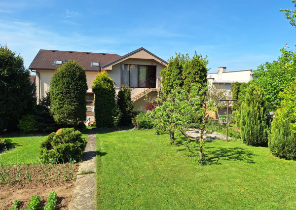 Priestranný rodinný dom s veľkým pozemkom – Chtelnica