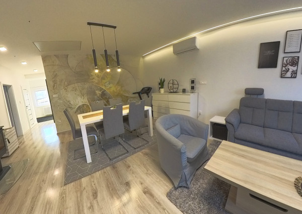 Štýlový poschodový rodinný dom s krbom a krásnym pozemkom