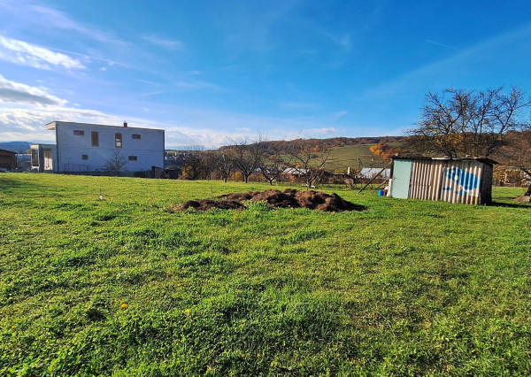 Na predaj pozemok o rozlohe 1 449 m² so záhradou a studňou v Humennom